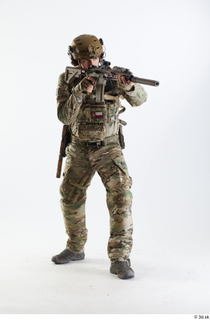 Photos Frankie Perry Army USA Recon - Poses shooting from…